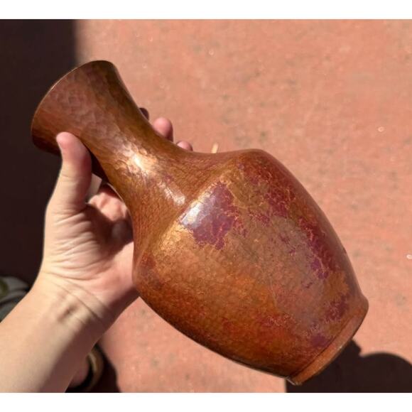 Hammered Copper solid vintage vase - Picture 4 of 5